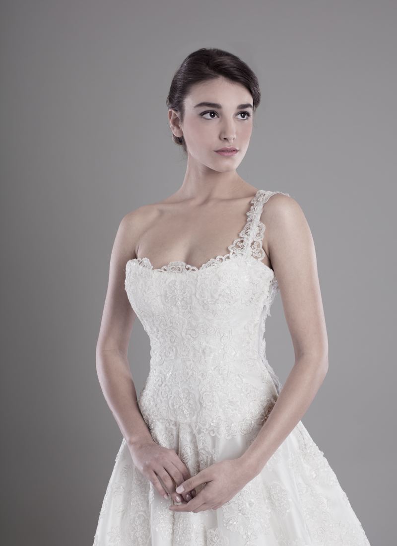 abito-sposa-ricamato-con-rosoni (4)